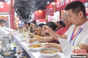 嫡女贵嫁“嗦粉”经济火热 中国多地“食力”出圈