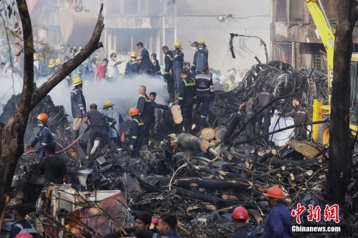 当地时间6月12日，印度航空一架客机在执飞艾哈迈达巴德至伦敦盖特威克航线时在飞行过(🌴)程中坠毁，航班上共有242人。据外媒报道称，飞机坠毁在当地的一所医学院的宿舍区内。据路透社报道，现场找到的尸体可能包括乘客与地面的遇难者。根据现场拍摄的照片和视频显示，飞机残骸散落在建筑物周围，机身卡在了建(🍣)筑物顶部。图为搜(🤤)救队在飞机坠毁现场进行救援。图/视觉中国